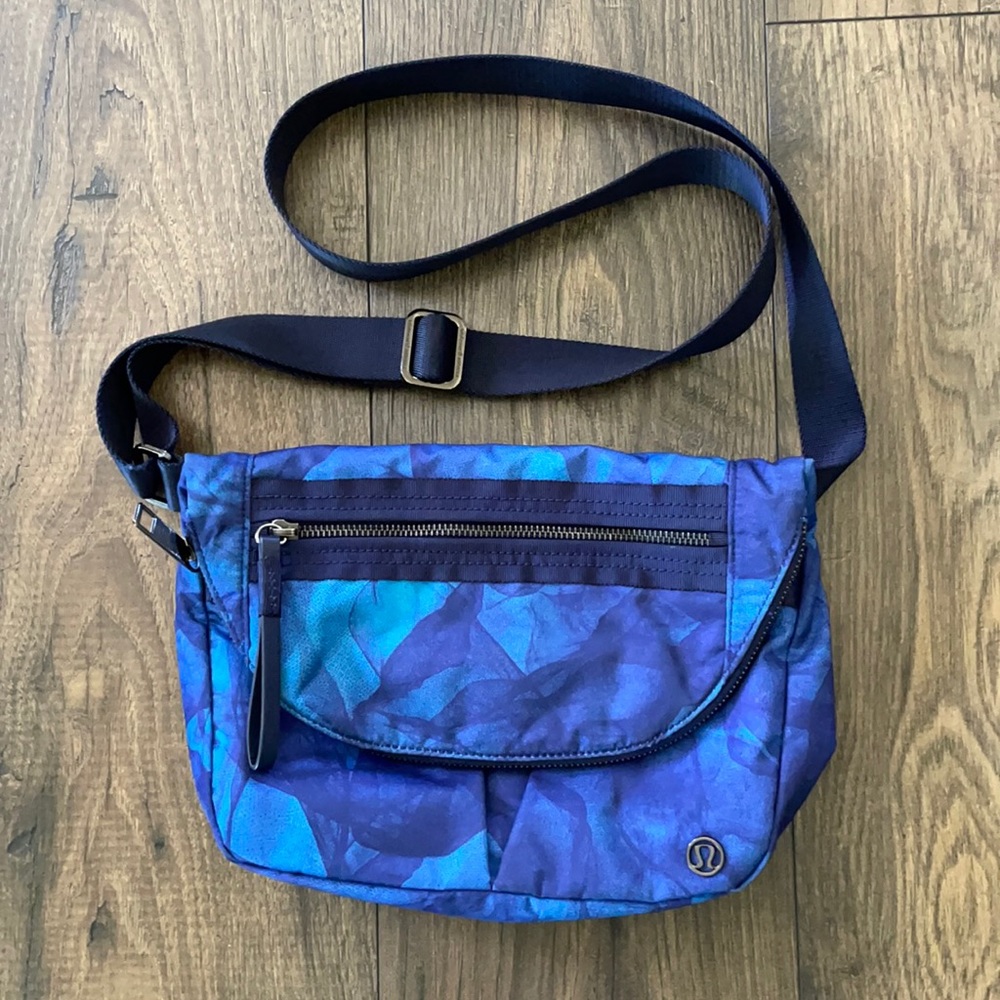 Lululemon festival crossbody bag purse blue